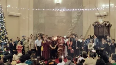 Gubernur DKI Jakarta mendapat kenang-kenagan kain Ulos di Gereja HKBP Grogol (Ayojakarta.com/Aprilia Rahapit)
