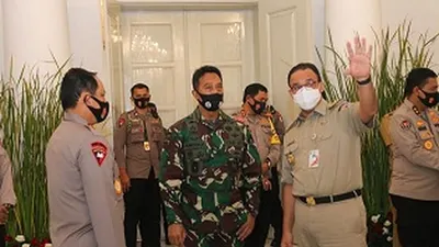 Gubernur DKI Jakarta, Anies Baswedan berbincang dengan KSAD Jenderal Andika Perkasa dan Wakapolri Komisaris Jenderal Gatot Eddy Pramono. (Dok Humas Pemprov DKI Jakarta)