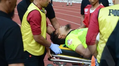 Penjaga gawang Persib M. Natshir saat ditandu ke luar lapangan untuk dibawa ke rumah sakit. Ia mengalami benturan dengan penyerang Persija, Bruno Matos saat laga Persija vs Persib di GBK, Rabu (10/7/2019) sore. (Hendy Dinata/Ayojakarta.com)