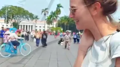 Turis asal Jerman Anna mengunjungi Kota Tua Batavia/Ayojakarta.com-Dhika Alam Noor