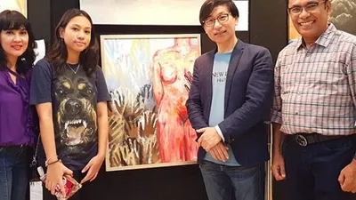 Deezal Annabel Putri bersama kedua orangtuanya, Saleh Husin dan istrinya  saat pembukaan pameran Case Study 01 di otte Shoping Centre, Jalan Casablanca Jakarta Selatan, Sabtu (29/2/2020).