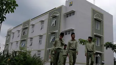 Sejumlah santri beraktivitas di kompleks rumah susun sederhana sewa (Rusunawa) Pondok Pesantren Syubbanul Wathon Tegalrejo, Magelang, Jawa Tengah, Kamis (28/2/2019)/Dok Antara Foto