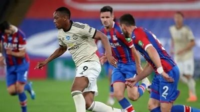 Striker Manchester United, Anthony Martial turut mencetak gol membawa timnya menang 2-0 di kandang Crystal Palace, Jumat (17/7/2020). (Foto: AFP/Glyn Kirk)