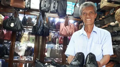 Pedagang sepatu memamerkan salah satu koleksi yang ada di tokonya di Pasar Barang Antik Jalan Surabaya, Menteng, Jakarta Pusat (25/7/2019). (ANTARA News/Adnan Nanda)