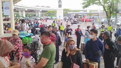 Suasana tes cepat antigen di bandara Soetta mengular panjang/ Suara.com