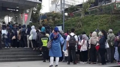 Imbas Pembatasan Operasional Angkutan, Masyarakat Antre di MRT