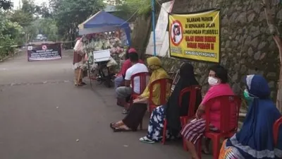 Antrean warga membeli sayuran di Perumahan Anyelir 3 Kota Depok. (Suara.com/Supriyadi)