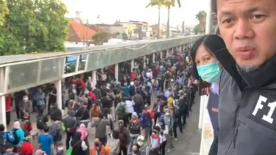 Wali Kota Bogor Bima Arya saat meninjau kondisi antrean penumpang KRL di Stasiun Bogor. Kenaikan penumpang KRL mendekati angka normal/ instagram: @bimaaryasugiarto