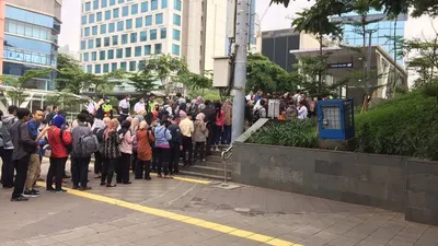 Antrean penumpang MRT Jakarta di Stasiun Dukuh Atas, Jakarta Pusat, pada Senin (16/3/2020) pagi, akibat pembatasan operasional untuk mencegah penularan COVID-19. (Twitter @AlvianWidyatama)