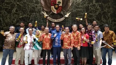 Gubernur DKI Jakarta, Anies Baswedan bersama para pemenang Anugerah Jurnalistik MH Thamrin di Balai Agung, Balaikota, Jakarta, Kamis (26/9/2019)/PWI Jaya
