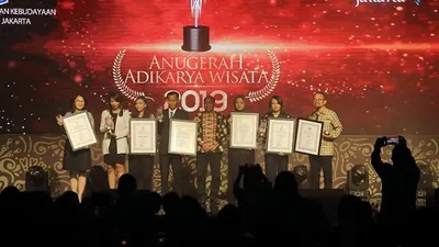 Sebagian pemenang Anugerah Adikarya Wisata 2019 dalam acara puncak penghargaan yang digelar di  Hotel JW Marriott, Jakarta Selatan, Jumat (6/12/2019). (Foto: Dok. Disparbud DKI Jakarta)
