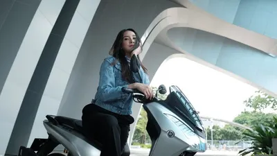 Selebgram Anya Geraldine jatuh hati dengan kehadiran Yamaha LEXI yang memiliki fitur lengkap dan canggih untuk berkendara/ ist
