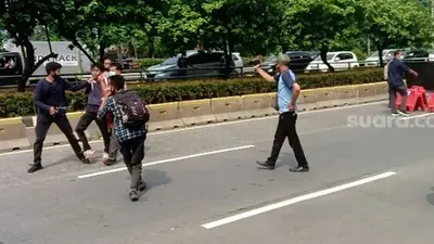 Aparat kepolisian berpakaian preman saat menangkap pendemo di kawasan DPR RI. (Suara.com/Arga)