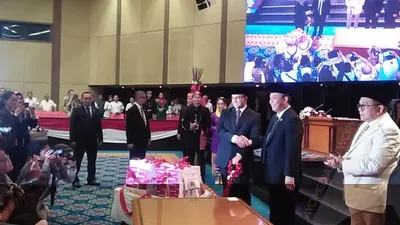 Gubernur DKI Jakarta, Anies Baswedan dan Ketua DPRD DKI Jakarta, Prasetyo Edi Marsudi usai menandatangani pengesahan RAPBD Tahun 2020 (Ayojakarta.com/Farsya Adilah Kamalia)
