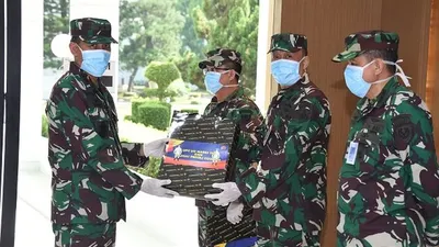 Asisten Personel (Aspers) Panglima TNI Marsda TNI Diyah Yudanardi menyerahkan APD tenaga medis kepada masing-masing perwakilan personel kesehatan RS Angkatan di Ruang Lobi Gedung Adi Sutjipto, Mabes TNI Cilangkap, Jakarta Timur, Rabu (22/4/2020). (Puspen TNI)