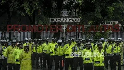 Sejumlah anggota kepolisian saat melaksanakan apel pengamanan tahun baru 2021 di Mapolda Metro Jaya, Jakarta, Kamis (31/12/2020).Foto: Republika/Putra M. Akbar