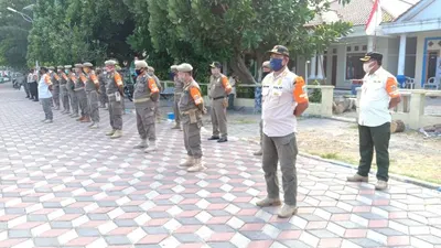 satpol pp kepulauan seribu sedang mengikuti apel di Taman Arsa, Kelurahan Pulau Untung Jawa, Kepulauan Seribu Selatan / pulauseribu.go.id