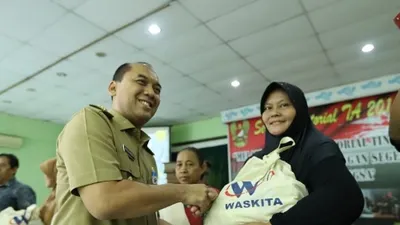 Wakil Wali Kota Jaktim Uus Kuswanto menghadiri bakti sosial yang digelar Kodam Jaya di Pasar Induk Kramat Jati/timur.jakarta.go.id