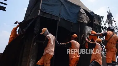Dikeluhkan Warga, 10 Cerobong Pembakaran Arang di Cilincing Ditertibkan