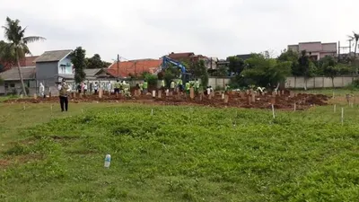 Area pemakaman jenazah pasien Covid-19 di TPU Srengseng Sawah, Jagakarsa, Jakarta Selatan, Rabu (13/1). TPU Srengseng Sawah digunakan untuk pemakaman jenazah Covid-19 sejak Selasa (12/1) lantaran TPU Pondok Ranggon dan TPU Tegal Alur penuh. Sedangkan TPU Rorotan belum rampung dibangun. Foto: Pengelola TPU Srengseng Sawah