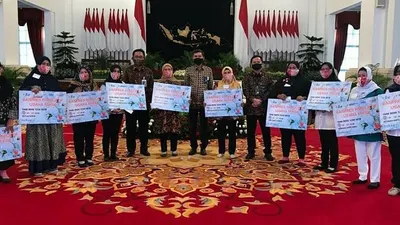 Dirut PT Permodalan Nasional Madani (PNM) Arief Mulyadi (nomor lima dari kanan) ketika mendampingi penerima Bantuan Presiden Produktif di Istana Negara/Istimewa