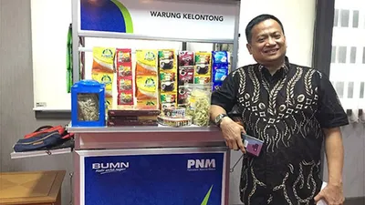 Direktur Utama PT Permodalan Nasional Madani, Arief Mulyadi di depan replika warung kelontong PNM di kantornya, Jakarta, Rabu (2/10/2019)./Ayojakarta,com