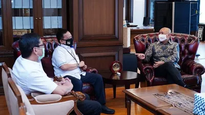 Dirut PT Permodalan Nasional Madani (PNM) Arief Mulyadi (tengah) ketika diterima oleh  Menteri Koperasi dan Usaha Kecil Menengah (UKM) Teten Masduki/Istimewa