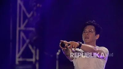 Vokalis Noah, Nazril Irham yang tenar dengan nama Ariel, akan menjadi selebritas yang akan menerima vaksin Covid-19 di Bandung, Jawa Barat, Kamis (14/1). Foto: Republika/Prayog