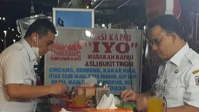 Omzet Kuliner Menurun Selama Pandemi, Anies-Ariza Kompak Wisata Kuliner di Pasar Senen