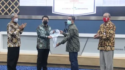 Penyerahan kunci secara Simbolis oleh Wagub DKI Jakarta, Ahmad Riza Patria kepada perwakilan penerima manfaat/dok: beritajakarta.id
