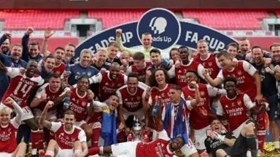 Para pemain Arsenal, pelatih dan staff merayakan keberhasilannya menjuarai Piala FA setelah mengalahkan Chelsea 2-1 di final yang digelar di Wembley Stadium, London, 1 Agustus 2020. Catherine Ivill / POOL / AFP