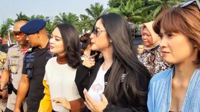Sejumlah Artis Kompak Hibur Petugas TNI/Polri yang Berjaga di Sekitar MPR/DPR