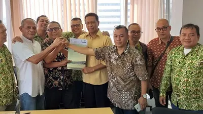 Ary Julinta Trijaka didampingi jajaran pengurus harian Persatuan Wartawan Indonesia (PWI) DKI Jakarta saat mendaftar Exco PSSI di Jakarta, Rabu (2/10/2019)/Ayojakarta.com