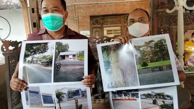 Koordinator MAKI, Bonyamin (kiri) menunjukkan foto aset yang diduga hasil korupsi Asabri di Kabupaten Boyolali saat jumpa pers di Kota Solo, Senin (15/2/2021). (Ayojakarta/Budi Cahyono)