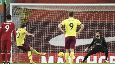 Penyerang Burnley Ashley Barnes menjebol gawang Liverpool dari titik putih. Foto: EPA-EFE/Peter Powell