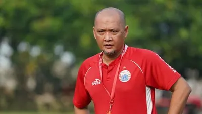 Asisten Pelatih Persija Jakarta menunjuk Sudirman. (dok. Persija Jakarta)