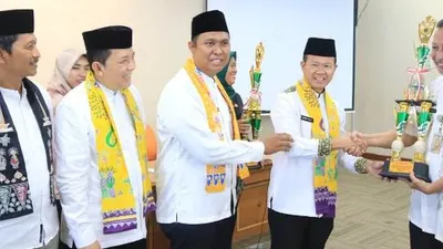 Adkesra Jakbar Amin Haji memberikan piala kepada pemenang LSS dan LKS/barat.jakarta.go.id