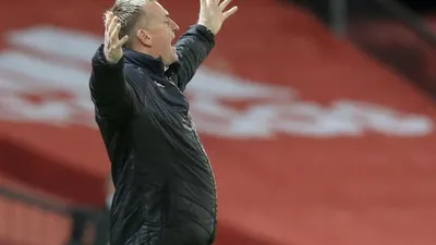 Reaksi pelatih Aston Villa Dean Smith dalam laga kontra Manchester United. Foto: EPA-EFE/Lindsey Panarby