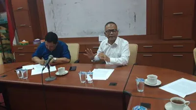 Ketua Umum PWI Pusat, Atal Depari (kanan), bersama Sekjen PWI Pusat, Mirza Zulhadi Nachli.