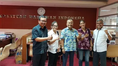 Ketua Umum PWI Pusat, Atal S Depari, menerima kedatangan Wariani Krishnayanni di Sekretariat PWI Pusat, Jakarta Pusat. (Ayojakarta.com)
