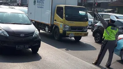 Penerapan ganjil genap di Jalan Matraman Raya, Jakarta Timur/Ayojakarta.com