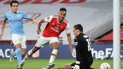 Penyerang Arsenal Pierre-Emerick Aubameyang (tengah) mencetak gol keduanya ke gawang Manchester City dalam laga semifinal Piala FA tanpa penonton di tengah pandemi COVID-19 di Stadion Wembley, London, Inggris, Sabtu (18/7/2020) waktu setempat. (REUTERS/POOL/Justin Tallis)
