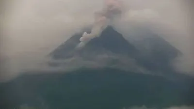 Kondisi merapi mengeluarkan awan panas guguran. (Instagram/@BPPTKG via Suara.com )