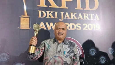 Kepala Bagian HKK Kepulauan Seribu Hendri Sembiring menerima KPID DKI Jakarta Awards 2019 (pulauseribu.jakarta.go.id)