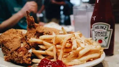 Ilustrasi makanan ayam goreng dan kentang goreng (dok)