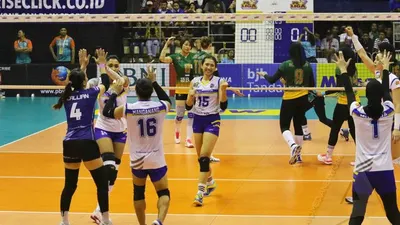 Pemain tim voli putri Bandung BJB Tandamata (putih) melepaskan smes ke arah tim voli putri Jakarta BNI 46 pada pertandingan Seri 2 Putaran 2 Proliga 2020 di GOR C'Tra Arena, Jalan Cikutra, Kota Bandung, Minggu (8/3/2020). Tuan rumah Bandung BJB Tandamata berhasil mengalahkan tamunya Jakarta BNI 46 dengan skor akhir 3-0 (25-17, 25-18, 25-9). (Ayobandung.com/Irfan Al-Faritsi)  --------- Artikel ini sudah Terbit di AyoBandung.com, dengan Judul Aprilia Manganang Mengamuk, Bandung bjb Tadamata Libas Jakarta BNI