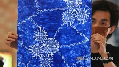 [Ilustrasi] Pekerja memperlihatkan batik motif Covid-19 di Batik Komar, Jalan Cigadung Raya Timur, Kota Bandung, Jumat (8/5/2020 (Ayobandung.com/Irfan Al-Faritsi)