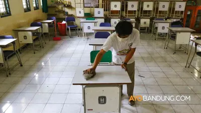 [ilustrasi] Petugas membersihkan meja dan ruangan kelas di SMA Negeri 3, Jalan Belitung, Kota Bandung, Selasa (9/6/2020). Selain bersih-bersih menggunakan cairan disinfektan, pihak sekolah juga mengatur jarak satu meter antarmeja dan kursi siswa sebagai antisipasi kegiatan mengajar dikelas dibuka kembali ditengah pandemi covid-19. (Ayobandung.com/Irfan Al-Faritsi)
