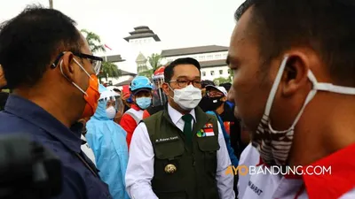 Gubernur Jawa Barat Ridwan Kamil menemui buruh yang melakukan unjukrasa menolak Omnibus Law UU Cipta Kerja di depan Gedung Sate, Jalan Diponegoro, Kota Bandung, Kamis (8/10/2020). (Ayobandung.com/Irfan Al-Faritsi)