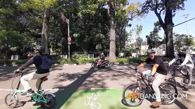 Warga bersepeda dijalur khusus sepeda Jalan Aceh, Kota Bandung, Jumat (12/6/2020). Merespons banyaknya warga yang bersepeda di tengah pandemi Covid-19. (Ayobandung.com/Irfan Al-Faritsi)